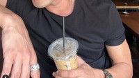  Paling suka dengan kopi susu, akhirnya Indra buka usaha kafe KOPIBRUG yang ada di Tebet. Ini posenya saat ngopi di kafe miliknya. Foto: Instagram Indra Bruggman