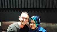 Kedatangan Elvi Sukaesih ke kafenya, Indra langsung suguhkan menu kopi susu yang memang jadi andalan di kafe ini. Foto: Instagram Indra Bruggman