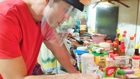  Iseng coba masak sendiri di rumah, Indra menggunakan face shield agar wajahnya terlindung dari cipratan minyak panas. Foto: Instagram Indra Bruggman