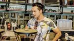 Keren! Indra Bruggman Ternyata Hobi Ngopi dan Jago Racik Kopi