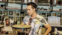 Sebelum mendirikan usaha kafenya sendiri. Indra lebih dulu belajar meracik kopi, dia belajar dari menggiling kopi sampai teknik menyeduh. Foto: Instagram Indra Bruggman