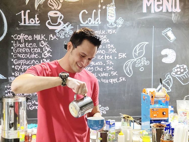 Keren! Indra Bruggman Ternyata Hobi Ngopi dan Jago Racik Kopi