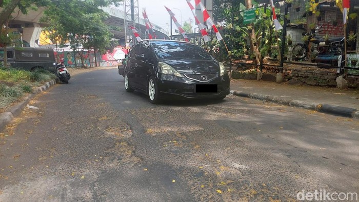 Kondisi Jalan Kebon Bibit, Kota Bandung, yang berlubang.