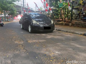 Jalan Kebon Bibit Berlubang Bikin Nggak Nyaman Pengendara