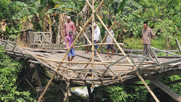 Kondisi jembatan nyaris ambruk di Pinrang.
