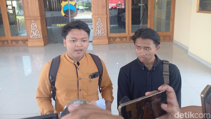 Korban penganiayaan oleh sopir UNS, M Khoirul Umam (hitam), saat menunjukan surat tanda laporan di Mapolresta Solo, Kamis (24/8/2023).
