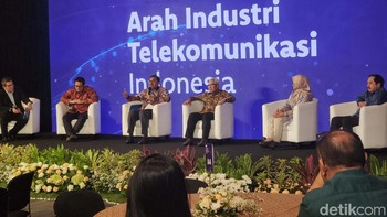 Hadir (kir-kanan) moderator Alfito Deannova, Direktur Sales Telkomsel Adiwinahyu B Sigit, Direktur Jenderal (Dirjen) Sumber Daya dan Perangkat Pos dan Informatika (SDPPI) Kemenkominfo Ismail, Presdir dan CEO XL Axiata Dian Siswarini, Director and Chief Busines Officer Indosat Ooredoo Hutchison M Buldansyah dan Presdir Smartfren Merza Fachys.  