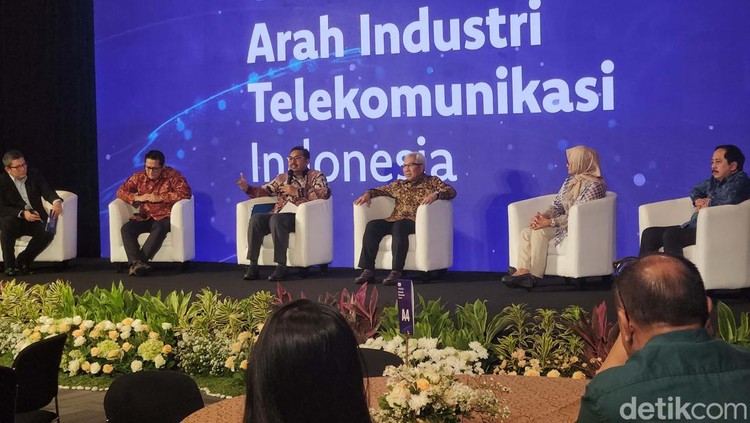 Kupas Tuntas Arah Industri Telekomunikasi Indonesia Arah industri telekomunikasi Indonesia dikupas tuntas detikcom Leaders Forum dengan para pemangku kebijakan dan pelaku industri terkait. Begini suasananya.