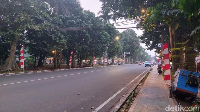 Lokkasi pemotor terjatuh karena tersangkut kabel putus di Jl Jenderal Sudirman, Kota Bogor (M Sholihin/detikcom)