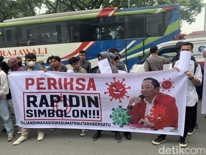 Mahasiswa demo Kejati Sumut meminta dugaan korupsi dana COVID-19 yang melibatkan Ketua PDIP Sumut Rapidin Simbolon diusut