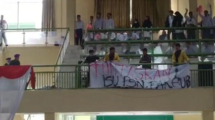 Mahasiswa yang menolak Gubernur Sumbar Mahyeldi di UIN Bukittinggi. (Foto: tangkapan layar)