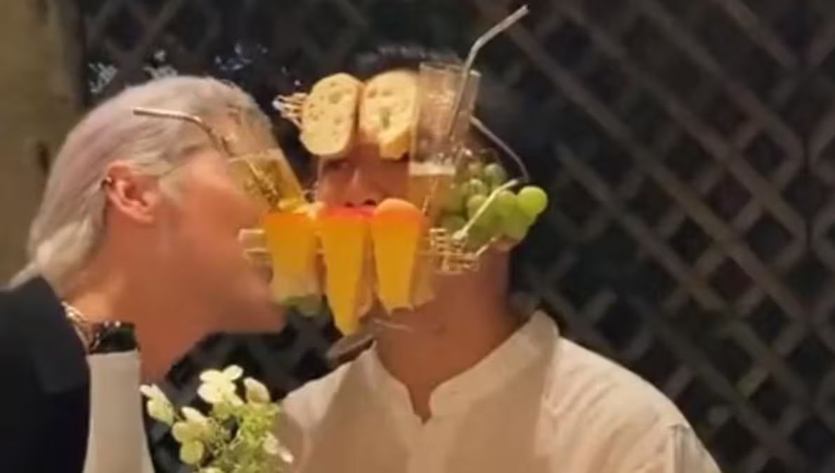 Makan Keju dan Minuman dari Wajah Orang, Aksi Ini Dikritik Keras