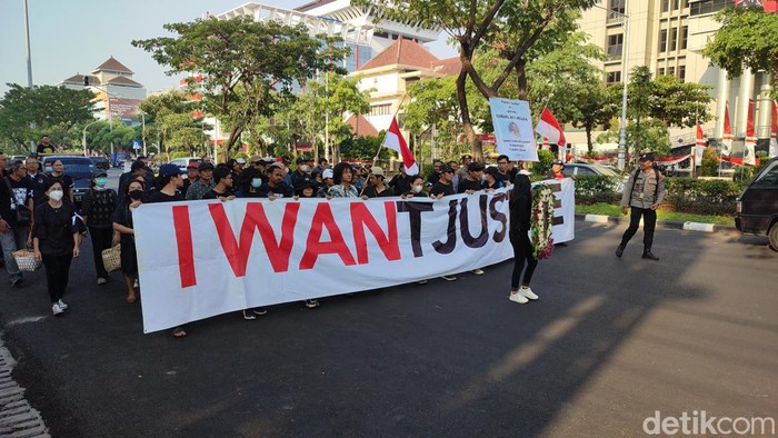 Massa unjuk rasa di depan Mapolda Jateng tuntut penyelesaian kasus tewasnya PNS Bapenda Semarang Paulus Iwan Boedi Prasetijo, Kamis (24/8/2023).