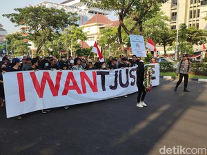 Mutilasi Iwan PNS Semarang Masih Gelap, Massa Tabur Bunga di Depan Mapolda