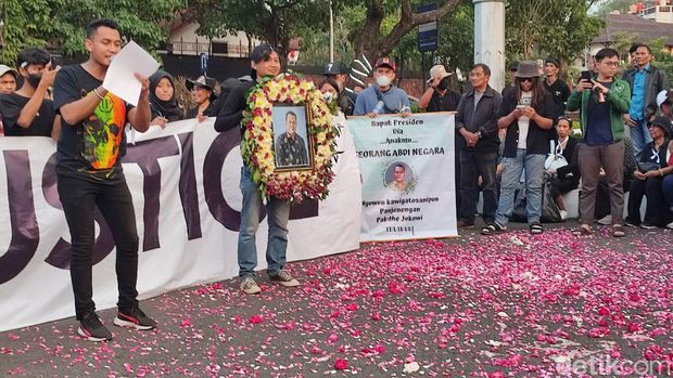 Massa unjuk rasa di depan Mapolda Jateng tuntut penyelesaian kasus tewasnya PNS Bapenda Semarang Paulus Iwan Boedi Prasetijo, Kamis (24/8/2023).