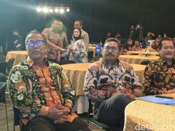 Melihat Sesi Pertama detikcom Leaders Forum