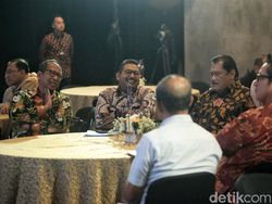 Melihat Sesi Pertama detikcom Leaders Forum