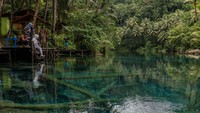 Sejumlah pengunjung menikmati suasana alam di kawasan wisata Danau Paisupok, Desa Lukpanenteng, Banggai Kepulauan (Bangkep), Sulawesi Tengah, Kamis (24/8/2023).  