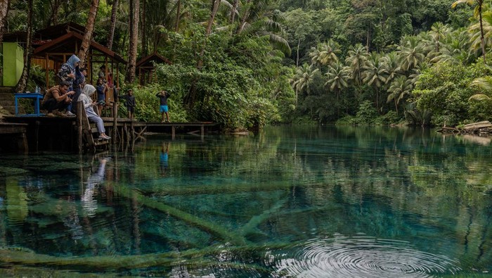 Menikmati Indahnya Danau Paisupok, Wisata Unggulan Banggai Kepulauan Sejumlah pengunjung berkeliling dengan perahu di kawasan wisata Danau Paisupok, Desa Lukpanenteng, Banggai Kepulauan (Bangkep), Sulawesi Tengah, Kamis (24/8/2023). Keunikan yang dimiliki seperti air yang bening, letaknya di ketinggian, dan suasana alami menjadikan Danau Paisupok atau Danau Cermin yang terletak 80 kilometer dari Salakan, ibu kota Kabupaten Bangkep ini sebagai salah satu kawasan wisata unggulan daerah dan kunjungan wisatanya diprediksi naik hingga 20 persen hingga akhir tahun sejalan dengan penataan oleh BUMDes setempat. ANTARA FOTO/Basri Marzuki/rwa.