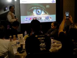 Menikmati Proyektor Home Theater 4K