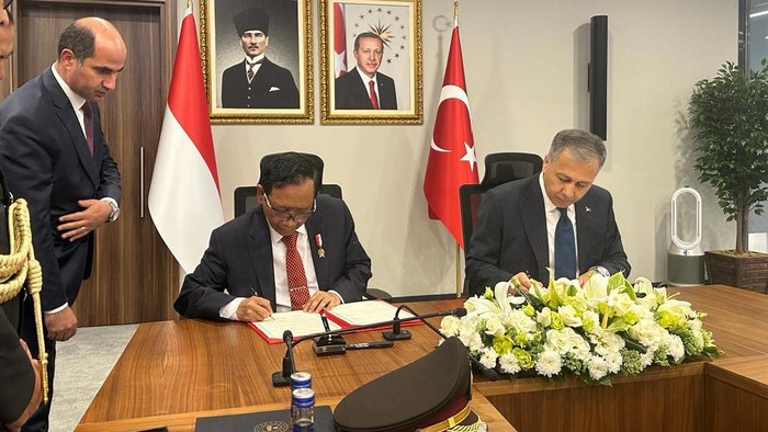 Menko PolhukamMahfud Md teken kerjasama keamanan dengan Mendagri Turki