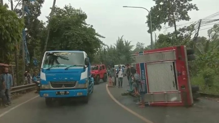 Mobil Damkar Terguling di Pandeglang