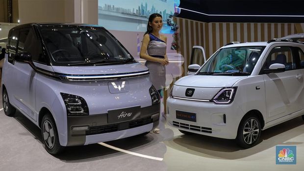 Mobil listrik Wuling Air EV dan Seres. (CNBC Indonesia/Faisal Rahman)
