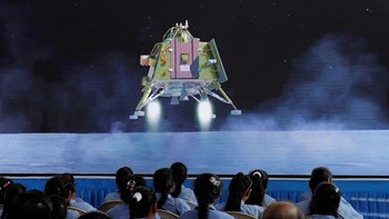 Orang-orang menonton siaran langsung pendaratan pesawat ruang angkasa Chandrayaan-3 di bulan, di dalam auditorium Gujarat Science City di Ahmedabad, India, Rabu (23/8/2023).