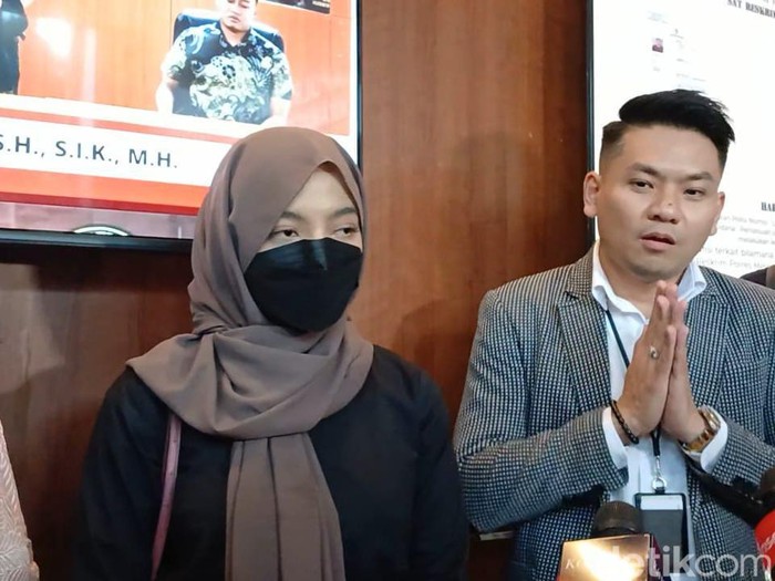 Oklin Fia usai diperiksa polisi.