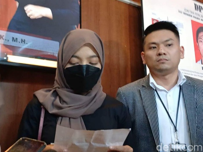 Oklin Fia usai diperiksa polisi.