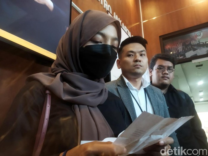 Oklin Fia usai menjalani pemeriksaan di Polres Metro Jakarta Pusat, Kamis (24/8/2023).