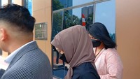 Aksi jilat es krim yang bikin heboh membuat Oklin Fia, yang kerap bikin video olahraga di media sosial terjerat kasus hukum. Foto: Febri/detikHOT