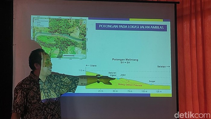 Pakar Geologi UGM, Wahyu Wilopo saat memaparkan hasil analisa terkait tanah amblas ancam selokan atau intake Kalibawang, di Kantor BPBD Kulon Progo, DIY, Kamis (24/8/2023).
