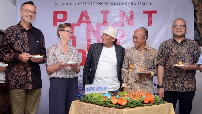 Pelukis Syahnagra Ismail menggelar pameran tunggal sekaligus menandai kiprahnya 50 tahun berkarya di dunia seni lukis tanah air. Ini potretnya.