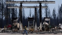 Sebuah pompa bensin di British Columbia, Kanada, juga hangus terbakar.  