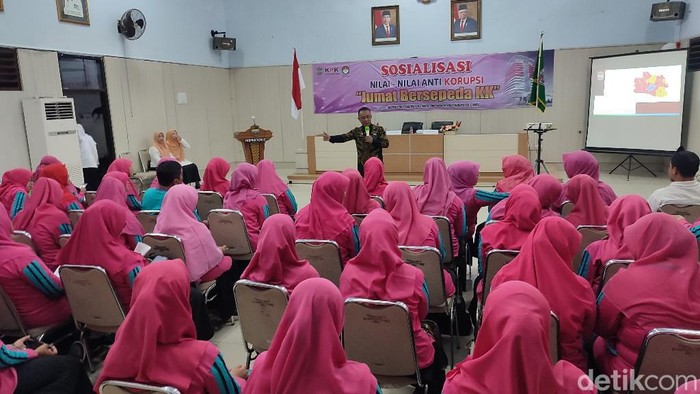 Para guru RA/TK mendapat materi tentang nilai-nilai anti korupsi dari Inspektorat Ciamis.