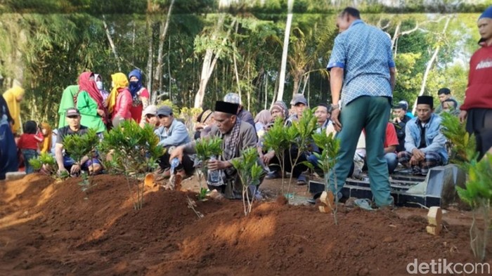 Pemakaman ayah dan anak korban tenggelamnya Kapal Motor (KM) Dewi Noor. Korban dimakamkan di Kampung Tipar II, Desa Kertajaya, Kecamatan Simpenan, Kabupaten Sukabumi, Kamis (24/8/2023).