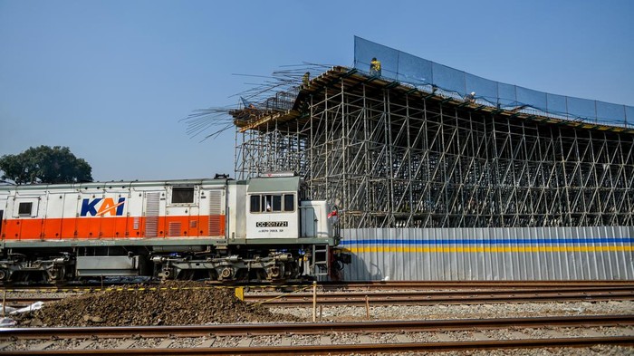 Pembangunan Flyover Ciroyom untuk Lintasan Feeder Kereta Cepat Kereta api melintas di samping proyek Jembatan Layang di Ciroyom, Bandung, Jawa Barat, Kamis (24/8/2023). Pelaksana Harian Wali Kota Bandung Ema Sumarna menyatakan, pengerjaan proyek jembatan layang Ciroyom telah mencapai 43 persen serta ditargetkan akan rampung pada akhir 2023 mendatang guna mendukung akses pengumpan kereta cepat Jakarta Bandung. ANTARA FOTO/Raisan Al Farisi/foc.