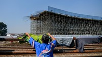 Pelaksana Harian Wali Kota Bandung Ema Sumarna menyatakan, pengerjaan proyek jembatan layang Ciroyom telah mencapai 43 persen serta ditargetkan akan rampung pada akhir 2023 mendatang.  