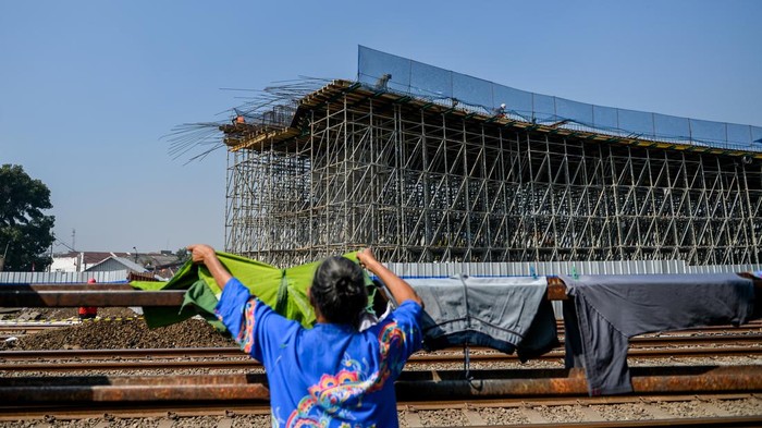 Pembangunan Flyover Ciroyom untuk Lintasan Feeder Kereta Cepat Kereta api melintas di samping proyek Jembatan Layang di Ciroyom, Bandung, Jawa Barat, Kamis (24/8/2023). Pelaksana Harian Wali Kota Bandung Ema Sumarna menyatakan, pengerjaan proyek jembatan layang Ciroyom telah mencapai 43 persen serta ditargetkan akan rampung pada akhir 2023 mendatang guna mendukung akses pengumpan kereta cepat Jakarta Bandung. ANTARA FOTO/Raisan Al Farisi/foc.