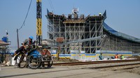 Pengendara becak melintas di samping proyek Jembatan Layang di Ciroyom, Bandung, Jawa Barat, Kamis (24/8/2023).   