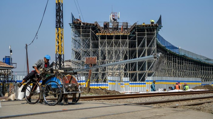 Kereta api melintas di samping proyek Jembatan Layang di Ciroyom, Bandung, Jawa Barat, Kamis (24/8/2023). Pelaksana Harian Wali Kota Bandung Ema Sumarna menyatakan, pengerjaan proyek jembatan layang Ciroyom telah mencapai 43 persen serta ditargetkan akan rampung pada akhir 2023 mendatang guna mendukung akses pengumpan kereta cepat Jakarta Bandung. ANTARA FOTO/Raisan Al Farisi/foc.