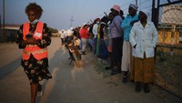 Separuh penduduk hidup dalam kemiskinan ekstrem. Selain itu, dolar Zimbabwe diperdagangkan pada USD1 hingga USD6.800, sementara inflasi Juni tahunan mencapai 175,8 persen.  