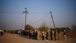 Pemilu di Tengah Kemiskinan, Warga Zimbabwe Antre di TPS