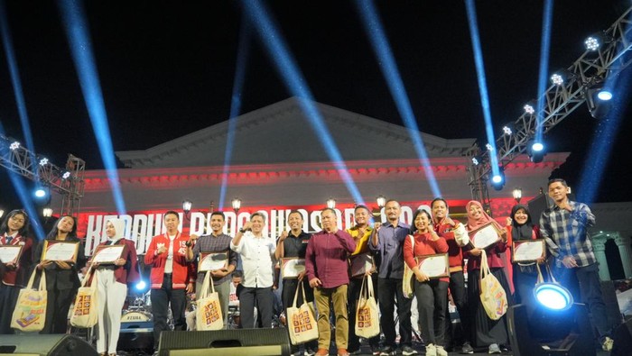 Pemkab Klaten menggelar Kenduri Pengawasan 2023 pada Rabu (23/8/2023). Acara tersebut ditutup dengan menggelar kegiatan musik, salah satunya diisi Guyon Waton.