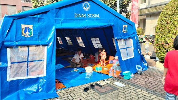 Pemkot Jakpus Beri Bantuan Makanan-Selimut ke Korban Kebakaran di Gambir (Anggi/detikcom)