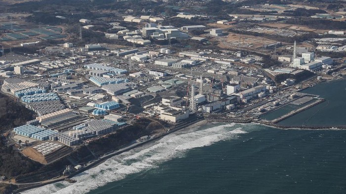 This aerial picture taken by Jiji Press on February 14, 2021 shows a view of TEPCOs crippled Fukushima Daiichi Nuclear Power Plant as well as tanks (L) used for storing treated wastewater, along the coast in Okuma, Fukushima prefecture. The final preparations to discharge waste water from the crippled Fukushima power plant in Japan began on August 23, 2023 its operator said, a day before the scheduled release into the Pacific Ocean. (Photo by JIJI Press / AFP) / Japan OUT