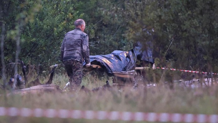 Penampakan Puing-puing Pesawat Bos Wagner Prigozhin yang Jatuh A wreckage of the private jet linked to Wagner mercenary chief Yevgeny Prigozhin is seen near the crash site in the Tver region, Russia, August 24, 2023. REUTERS/Marina Lystseva