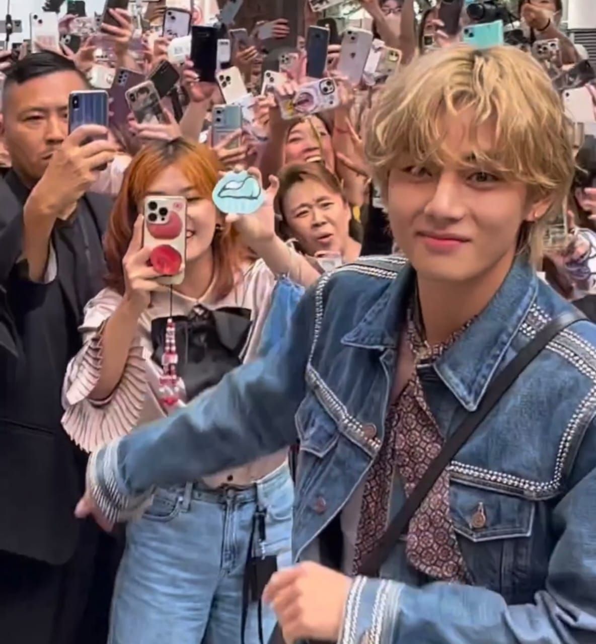 Penampilan V BTS saat menghadiri acara pembukaan CELINE Omotesando di Jepang Penampilan V BTS saat menghadiri acara pembukaan CELINE Omotesando di Jepang