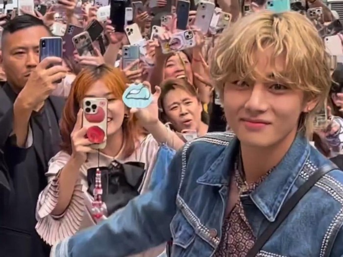 Penampilan V BTS saat menghadiri acara pembukaan CELINE Omotesando di Jepang
